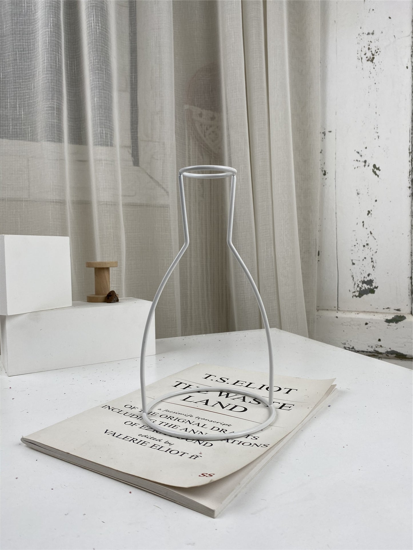 Difrent Iron Line Vase